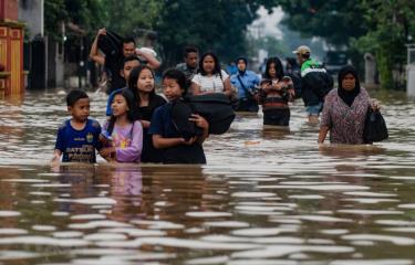 Sơ tán người dân khỏi khu vực ngập lụt sau mưa lớn tại làng Dayeuhkolot ở Bandung, Tây Java, Indonesia.