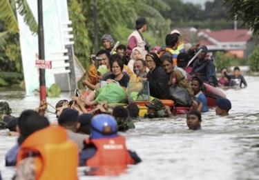 Người dân ở Sentani được đưa đi sơ tán sau trận lũ quét.