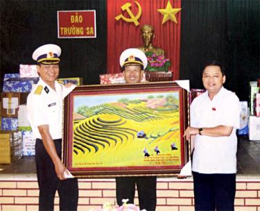 Đồng chí Dương Văn Thống - Phó Bí thư Thường trực Tỉnh ủy, Trưởng đoàn Đại biểu Quốc hội tỉnh tặng quà cán bộ, chiến sỹ đảo Trường Sa Lớn tháng 4/2015.