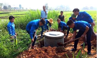 Các đoàn viên thanh niên thị xã Nghĩa Lộ tham gia xây dựng nhà tiêu cho hộ dân xã Nghĩa Lợi.
