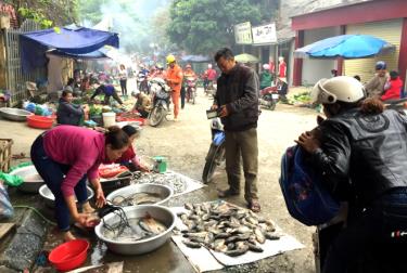 Tình trạng lấn chiếm lòng, lề đường để kinh doanh, buôn bán diễn ra thường xuyên ở khu vực chợ thị trấn Yên Thế.