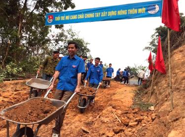 Đoàn viên thanh niên tỉnh Yên Bái tích cực tham gia các phong trào xây dựng nông thôn mới. (Ảnh: Thu Trang)