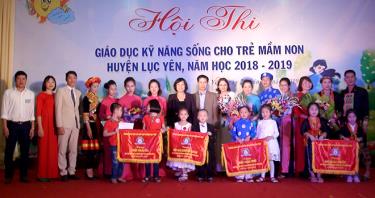 Lãnh đạo Sở Giáo dục Đào tạo tỉnh và lãnh đạo Phòng Giáo dục huyện Lục Yên chụp ảnh lưu niệm với các đội dự hội thi.