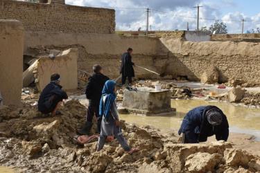 Người dân khắc phục hậu quả lũ lụt ở Mazar-i-Sharif, thủ phủ tỉnh Balkh, Afghanistan ngày 30/3/2019.