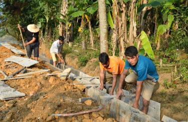 Nhân dân thôn Bản Chang kiên cố hóa kênh mương nội đồng.