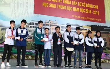 Lãnh đạo Phòng Giáo dục và Đào tạo thành phố Yên Bái trao giải cho các học sinh đạt thành tích tại Cuộc thi Khoa học, kỹ thuật dành cho học sinh trung học cấp cơ sở.