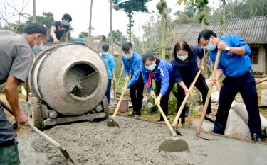 Yen Bai youths begin the work “Road to school” in Tong Cum hamlet, Minh Xuan commune.