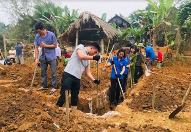 Đoàn viên Thanh niên xã Báo Đáp và Chi đoàn Công an huyện Trấn Yên tham gia đào móng xây nhà cho bà Trần Thị Vĩnh.