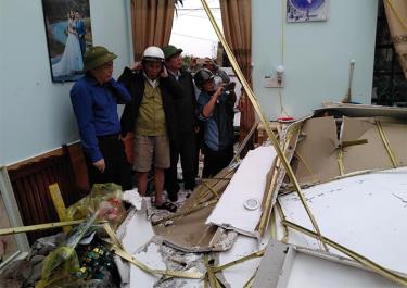 Phó chủ tịch UBND tỉnh Nguyễn Văn Khánh kiểm tra, thăm hỏi các gia đình bị thiệt hại.