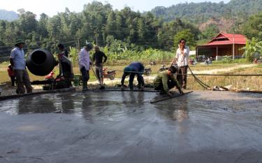 Công trình làm sân bê tông nhà bia tưởng niệm chào mừng Đại hội Đảng bộ xã lần thứ XXI.