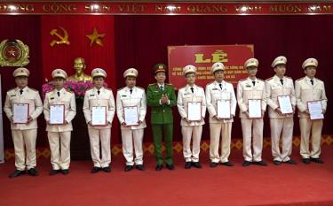 Đại tá Trần Kim Hải - Phó Giám đốc Công an tỉnh trao các quyết định điều động công an chính quy đảm nhiệm các chức danh công an xã tại thị xã Nghĩa Lộ.