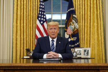 Tổng thống D.Trump hiện đang cân nhắc ban bố tình trạng khẩn cấp quốc gia sau khi 23 bang đã tuyên bố tình trạng khẩn cấp.