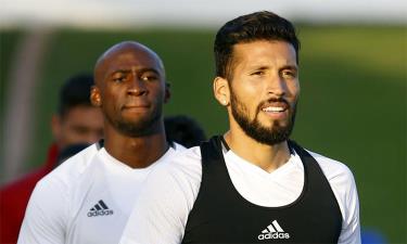 Garay (phải) và Mangala (trái) là hai trong năm thành viên Valencia dương tính với nCoV.