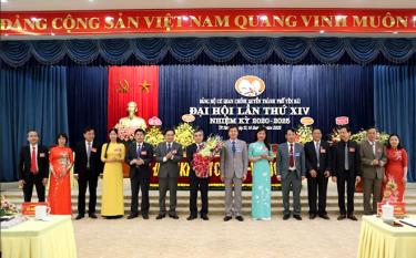 Các đồng chí trong Thường trực Thành ủy tặng hoa chúc mừng Ban Chấp hành Đảng bộ Cơ quan Chính quyền thành phố nhiệm kỳ 2020 - 2025.