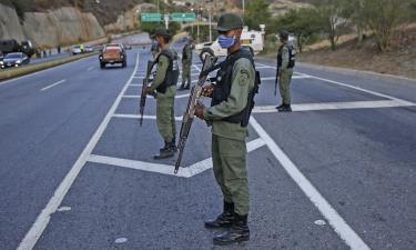 Binh sĩ Venezuela diễn tập phong tỏa Caracas hôm 15/3.