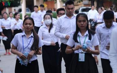 Học sinh trung học Campuchia.