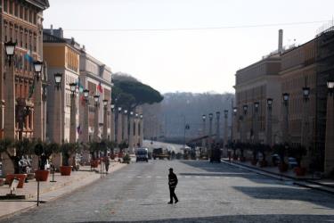 Người đàn ông băng qua đường ở Via della Conciliazione tại Rome, Italy.