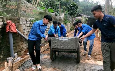 Đoàn viên thanh niên xã Đại Đồng tham gia làm đường giao thông nông thôn.