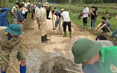 Hội viên nông dân xã Minh Chuẩn, huyện Lục Yên vệ sinh môi trường và sửa chữa đường giao thông nông thôn.