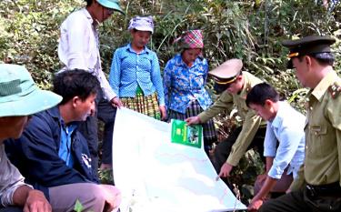 Cán bộ kiểm lâm huyện Trạm Tấu tuyên truyền kiến thức bảo vệ rừng, phòng cháy chữa cháy rừng cho người dân.