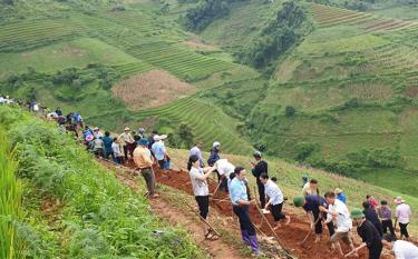 Cán bộ công chức, viên chức các cơ quan, đơn vị huyện Mù Cang Chải cùng nhân dân khai hoang ruộng nước.