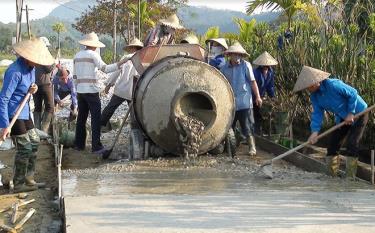 Nhân dân huyện Lục Yên bê tông hóa đường giao thông nông thôn.