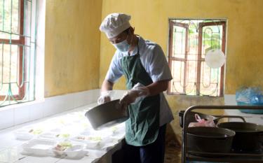 Officers of Regiment 121 prepare lunch for people in quarantine.