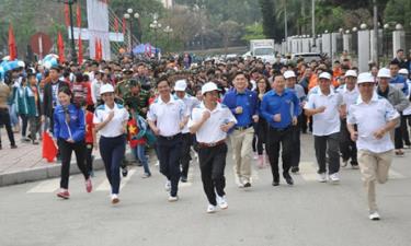 Phong trào thể thao quần chúng luôn thu hút sự hưởng ứng của các đồng chí lãnh đạo tỉnh, các ban, ngành, địa phương, lực lượng vũ trang và đông đảo nhân dân.