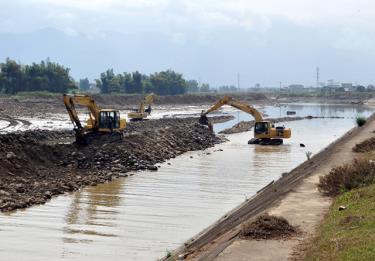 Công trình kè ngòi Thia được các nhà thầu tập trung thi công. (Ảnh minh họa)