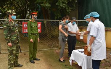 Phần diễn tập thực hành kiểm soát người ra, vào khu cách ly thực hiện việc kiểm tra, sát khuẩn.