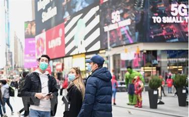 Người dân đeo khẩu trang nhằm ngăn chặn sự lây lan của dịch COVID-19 tại New York, Mỹ ngày 14/3/2020.