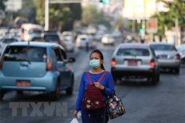 Người dân đeo khẩu trang đề phòng lây nhiễm COVID-19 tại Yangon, Myanmar, ngày 13/3/2020.