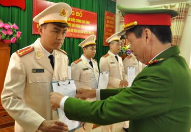 Đại tá Trần Kim Hải - Phó Giám đốc Công an tỉnh trao quyết định cho các đồng chí đảm nhiệm chức danh trưởng công an xã.