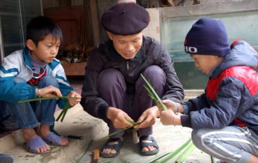 Kết bạn tồng chỉ thực hiện với người đồng giới, thường trên mười tám tuổi và không có quan hệ anh em họ hàng. Ảnh MQ