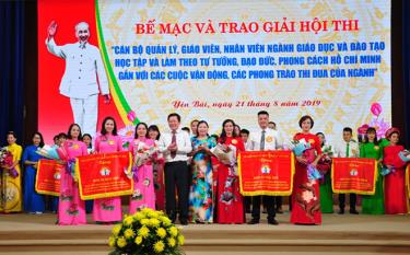 Trao giải Hội thi cán bộ quản lý, giáo viên ngành giáo dục và đào tạo học tập và làm theo tư tưởng, đạo đức, phong cách Hồ Chí Minh gắn với các cuộc vận động, các phong trào thi đua của ngành giáo dục và đào tạo tỉnh Yên Bái năm 2019.