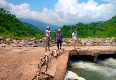 Cán bộ xã Phong Dụ Thượng, huyện Văn Yên kiểm tra ngầm tràn và các vị trí xung yếu trong mùa mưa lũ. Ảnh minh họa