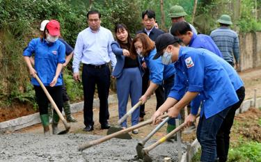 Bí thư Huyện ủy Đoàn Hữu Phung kiểm tra tuyến đường GTNT tại thôn Làng Ngần, xã Vũ Linh trong buổi ra quân làm đường GTNT chào mừng đại hội đảng bộ các cấp.