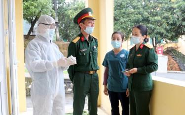 Lãnh đạo Trung đoàn 121 và cán bộ Trung tâm Y tế huyện Yên Bình hàng ngày trao đổi về công tác phục vụ các công dân thực hiện cách ly.