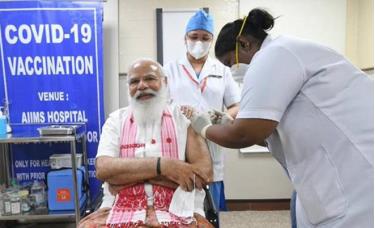Thủ tướng Ấn Độ Narendra Modi tiêm mũi vaccine Covid-19 đầu tiên.