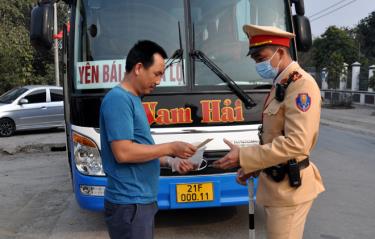 Cán bộ Phòng Cảnh sát giao thông (CSGT), Công an tỉnh Yên Bái kiểm tra  việc chấp hành Luật Giao thông đường bộ của tài xế xe khách