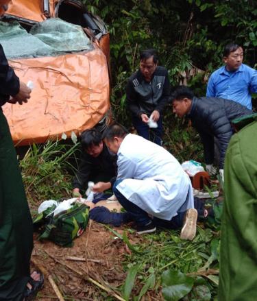 Sau vụ tai nạn xảy ra, các bác sĩ có mặt tại hiện trường cùng dafabet dân tiến hành cấp cứu các nạn nhân.