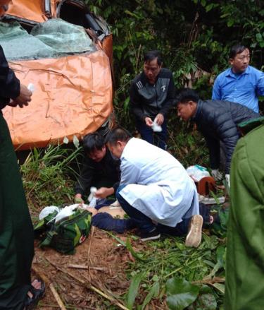 Sau vụ tai nạn xảy ra, các bác sĩ có mặt tại hiện trường cùng người dân tiến hành cấp cứu các nạn nhân.