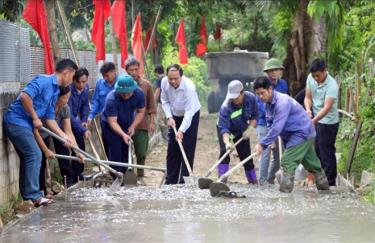 Lãnh đạo huyện Yên Bình cùng tuổi trẻ trong huyện tham gia chương trình tình nguyện làm đường giao thông nông thôn.