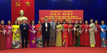 Lãnh đạo huyện dafabet Bình tặng hoa động viên, chúc mừng các cán bộ nữ lãnh đạo, quản lý của huyện.