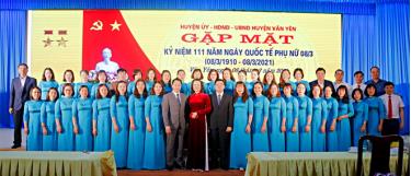 Các đồng chí Thường trực HUyện ủy chụp ảnh lưu niệm với các nữ cán bộ, công chức, viên chức công tác tại hulink vào dafabet.