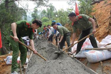 Tuổi trẻ Trạm Tấu tham gia khởi công công trình “Con đường em đến trường” tại thôn Cang Dông, xã Pá Hu.