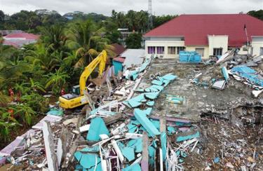 Máy xúc được triển khai phục vụ công tác cứu hộ sau trận động đất tại Mamuju, tỉnh Tây Sulawesi, Indonesia, ngày 17/1/2021.