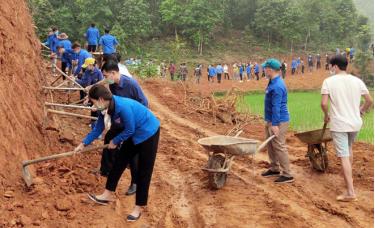 Lãnh đạo Tỉnh đoàn Yên Bái cùng đoàn viên thanh niên huyện Văn Chấn tham gia mở mới tuyến đường nối thôn Quăn 1 với thôn Quăn 2, xã Bình Thuận.