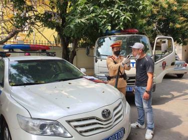 Đội CSGT số 9, Hà Nội kiểm tra nồng độ cồn đối với lái xe ô tô lưu dafabet dang nhap trên tuyến quốc lộ 32