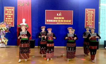 Biểu diễn dafabet khuyến mãi tiết mục văn nghệ của đồng bào Phù Lá tại Lễ bàn giao công trình
